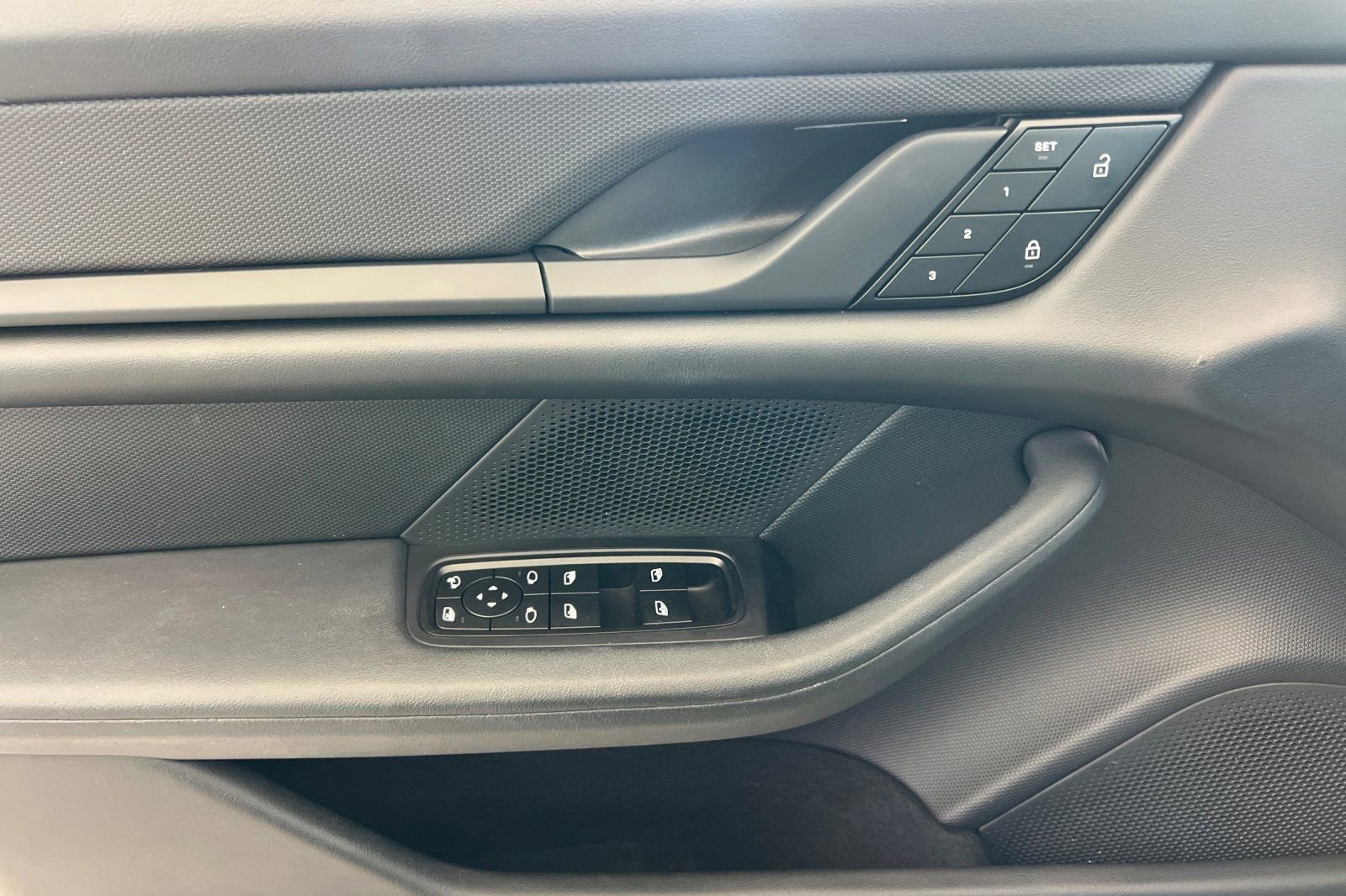 Used 2022 Porsche Taycan 4S image 11