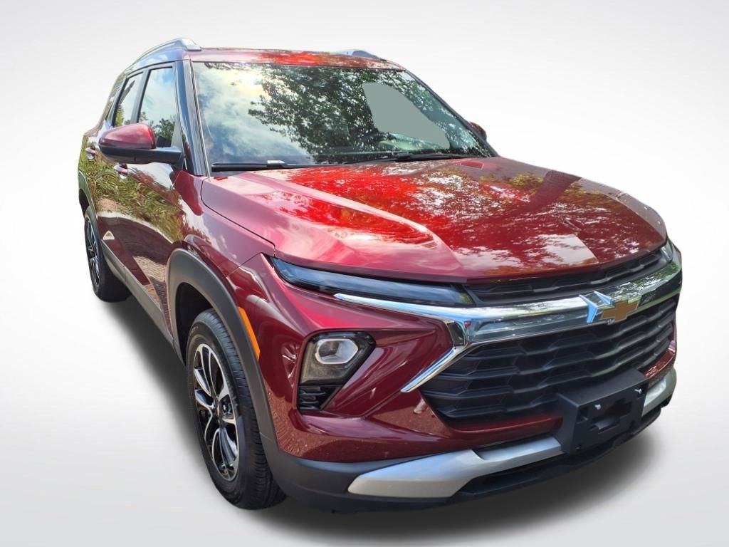Used 2025 Chevrolet TrailBlazer LT w/ Driver Confidence Package image 2