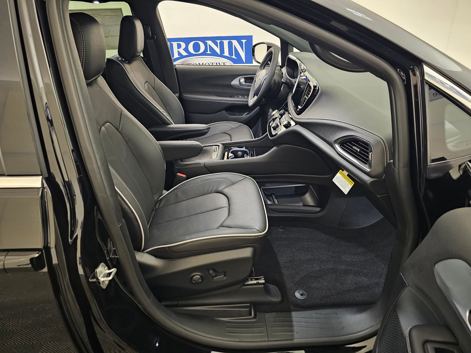 New 2026 Chrysler Pacifica Limited AWD/4WD image 28