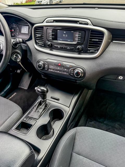 Used 2017 Kia Sorento LX image 32