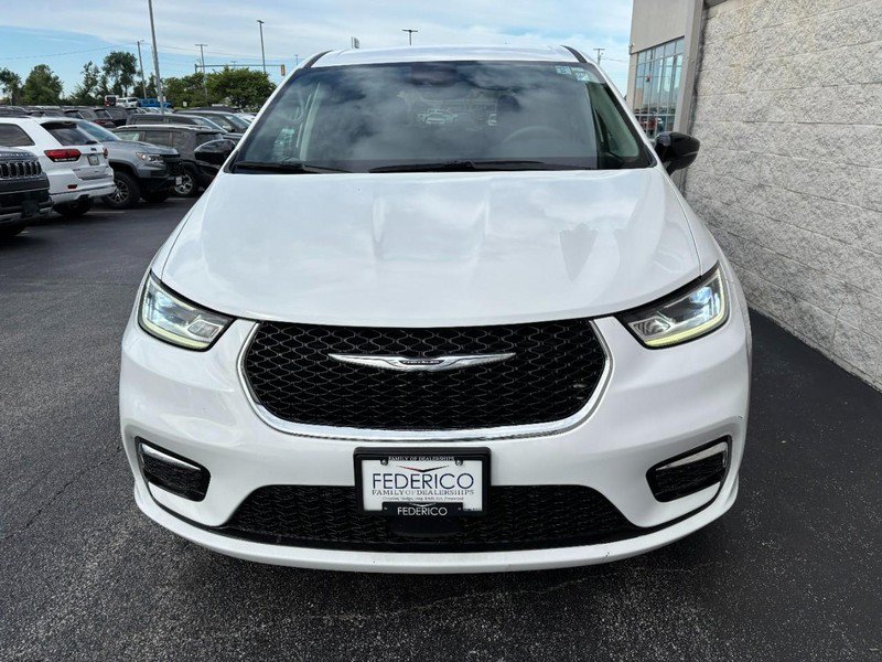 Used 2024 Chrysler Pacifica Touring-L FWD image 11