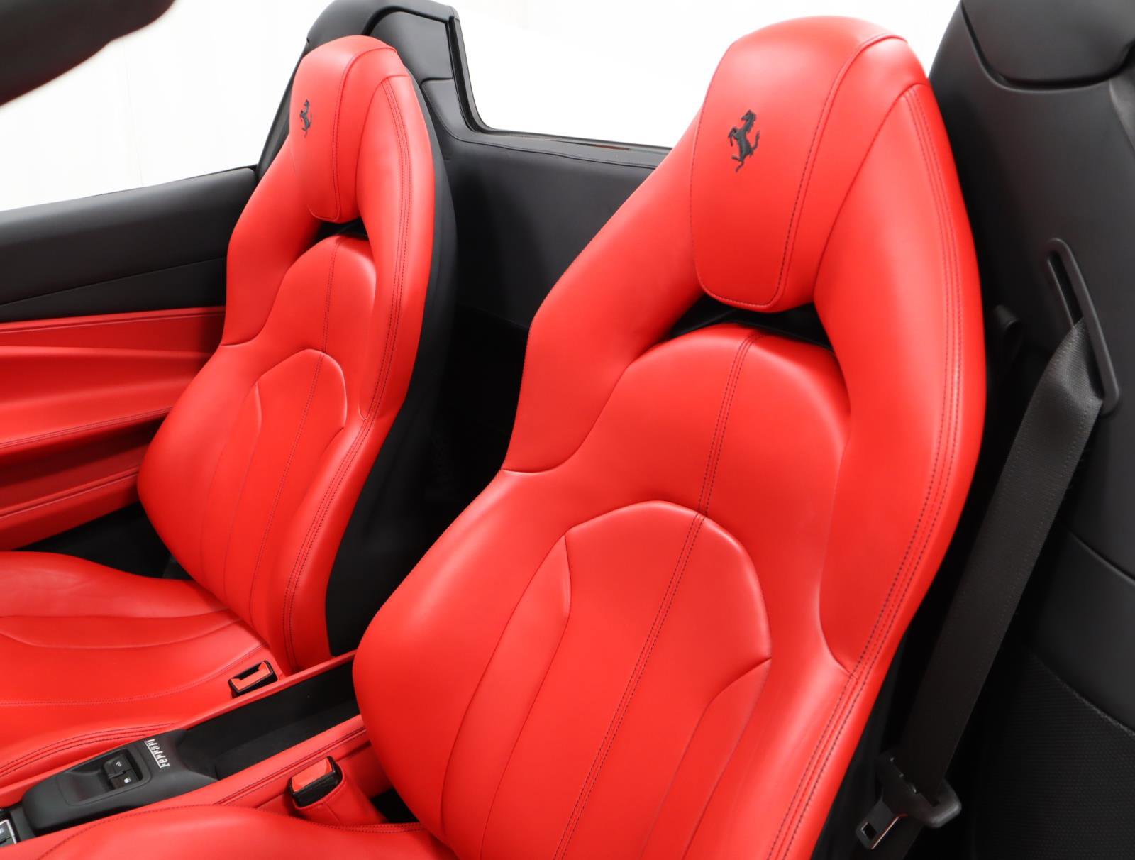 Used 2023 Ferrari F8 Tributo RWD image 18