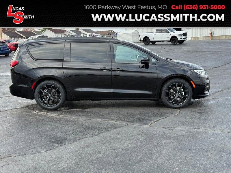 New 2026 Chrysler Pacifica Select w/ S Appearance Package