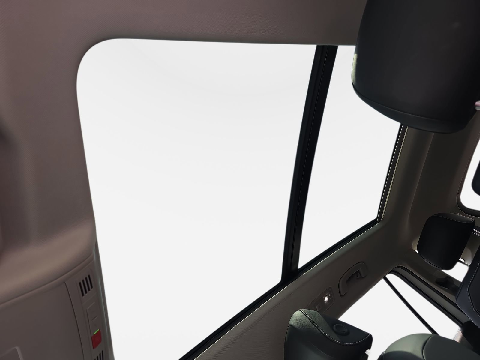 Used 2024 Volkswagen Tiguan SE w/ Panoramic Sunroof Package FWD image 30