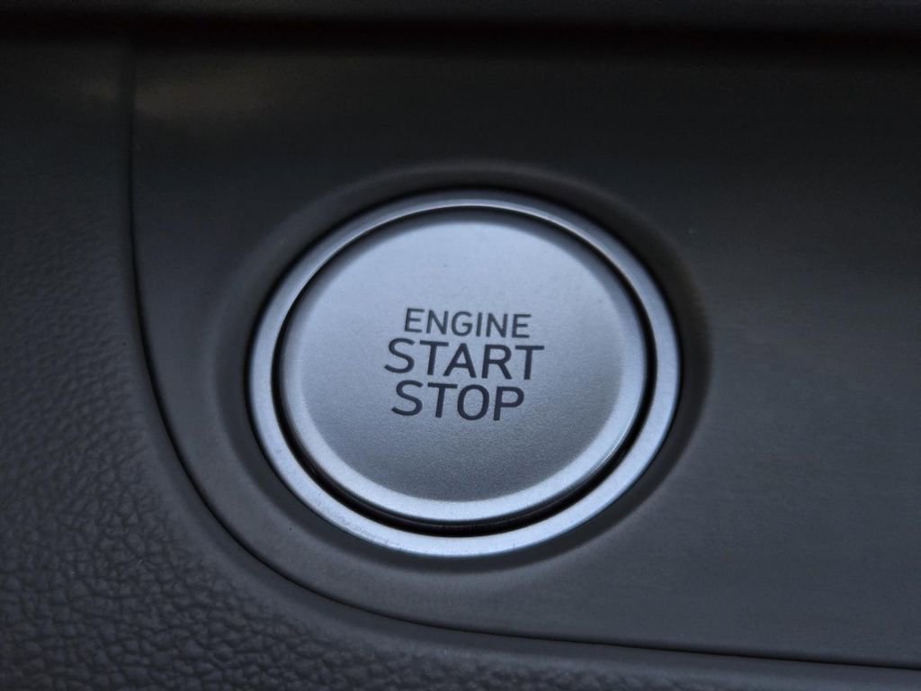 Used 2025 Hyundai Elantra SEL image 27