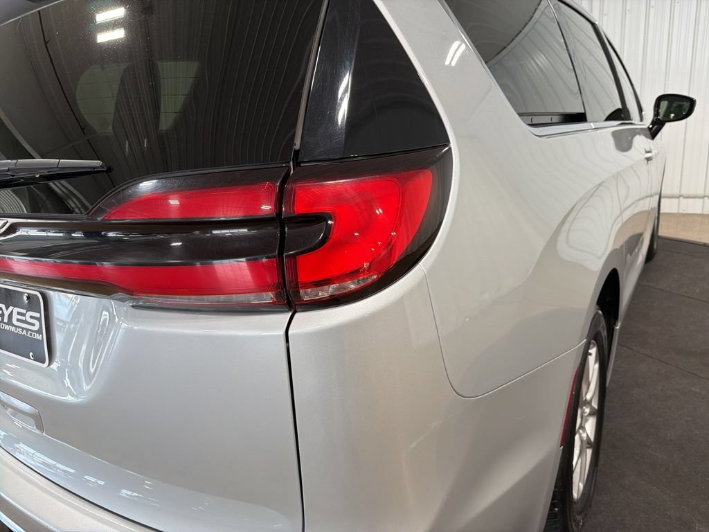 Used 2024 Chrysler Pacifica Touring-L FWD image 16