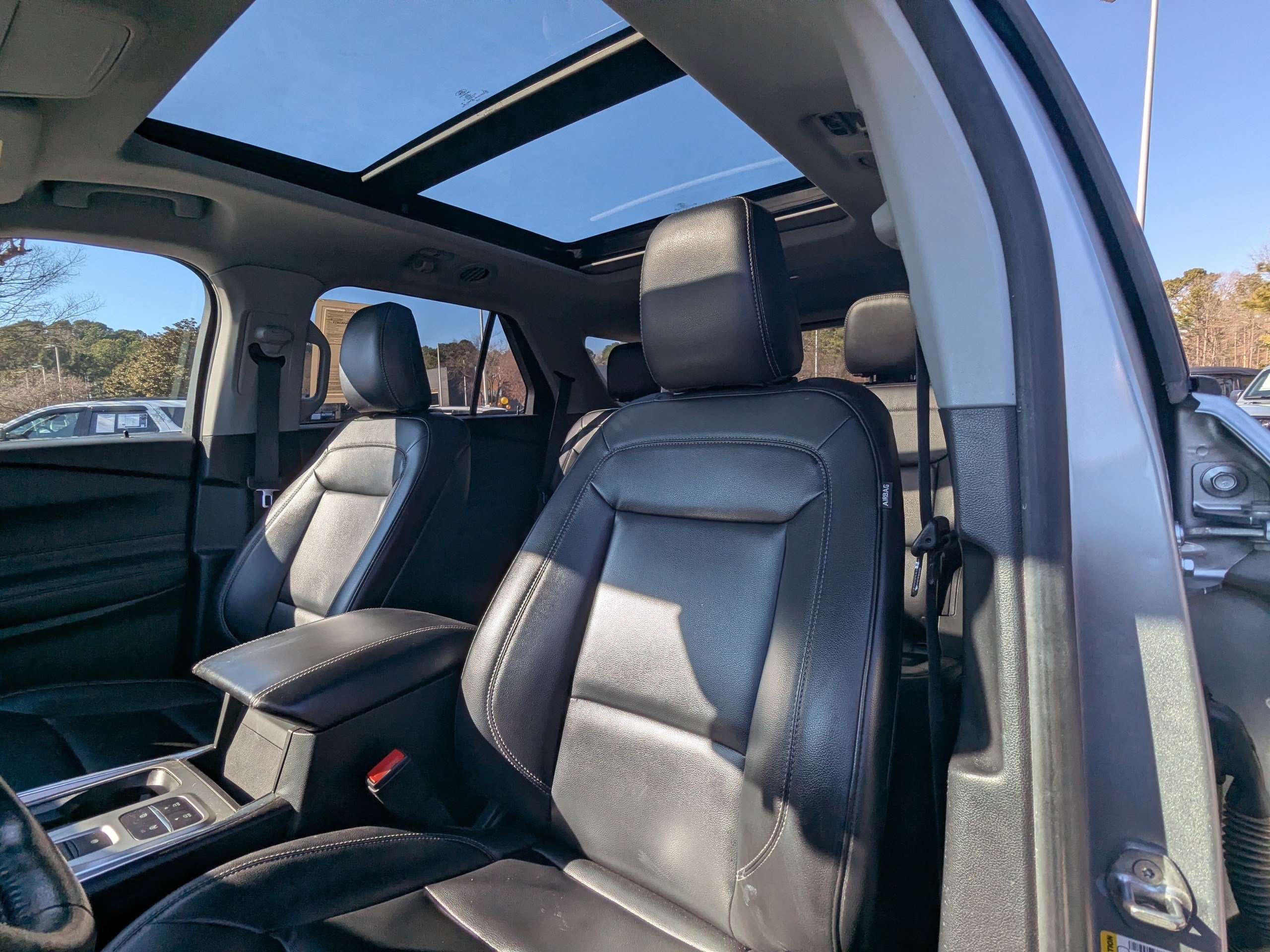 Used 2020 Ford Explorer XLT w/ Equipment Group 202A image 9