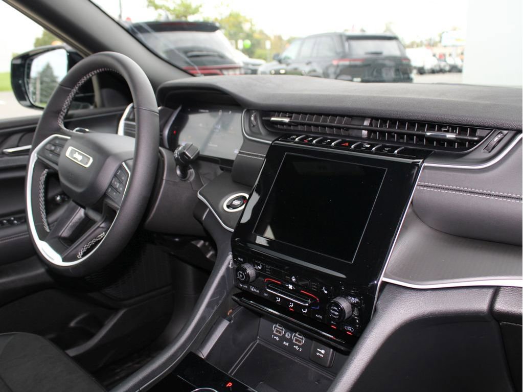 New 2025 Jeep Grand Cherokee Altitude image 30