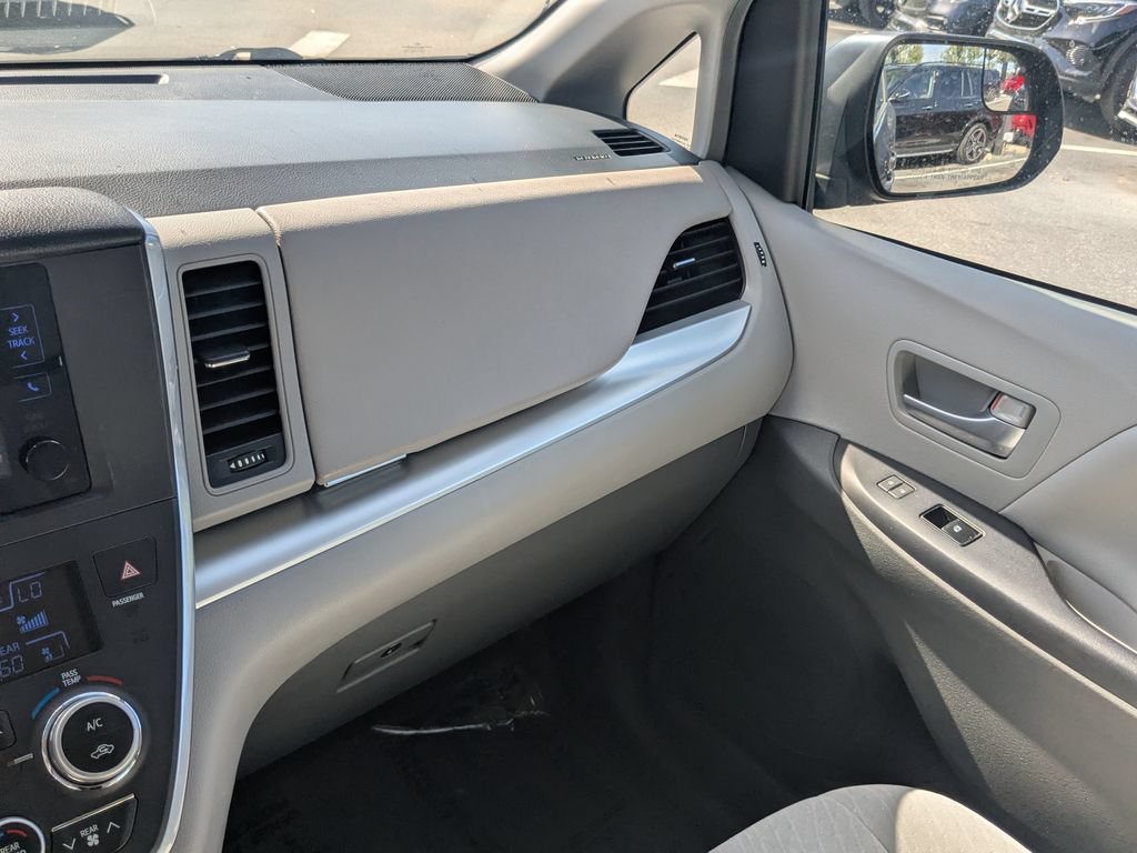 Used 2017 Toyota Sienna LE FWD image 4