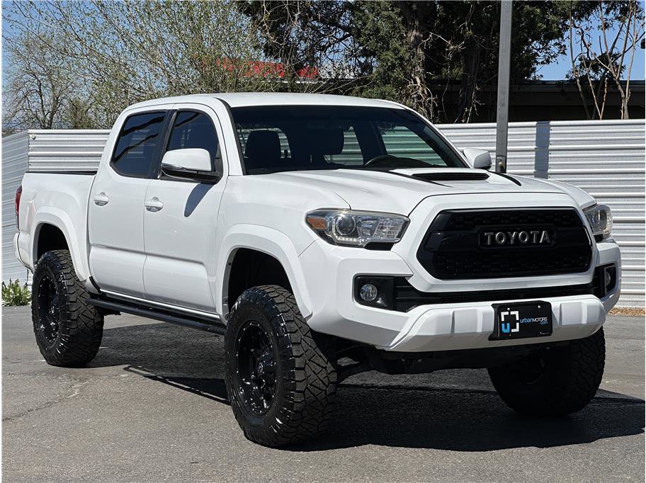 Used 2017 Toyota Tacoma TRD Sport w/ Tow Package (A/T) image 6