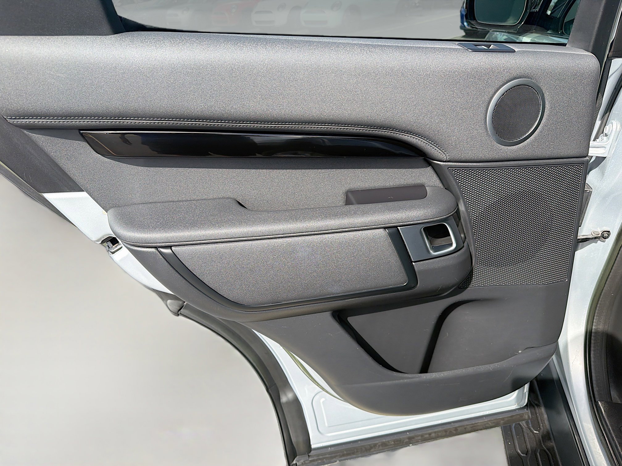 Used 2023 Land Rover Discovery S image 23