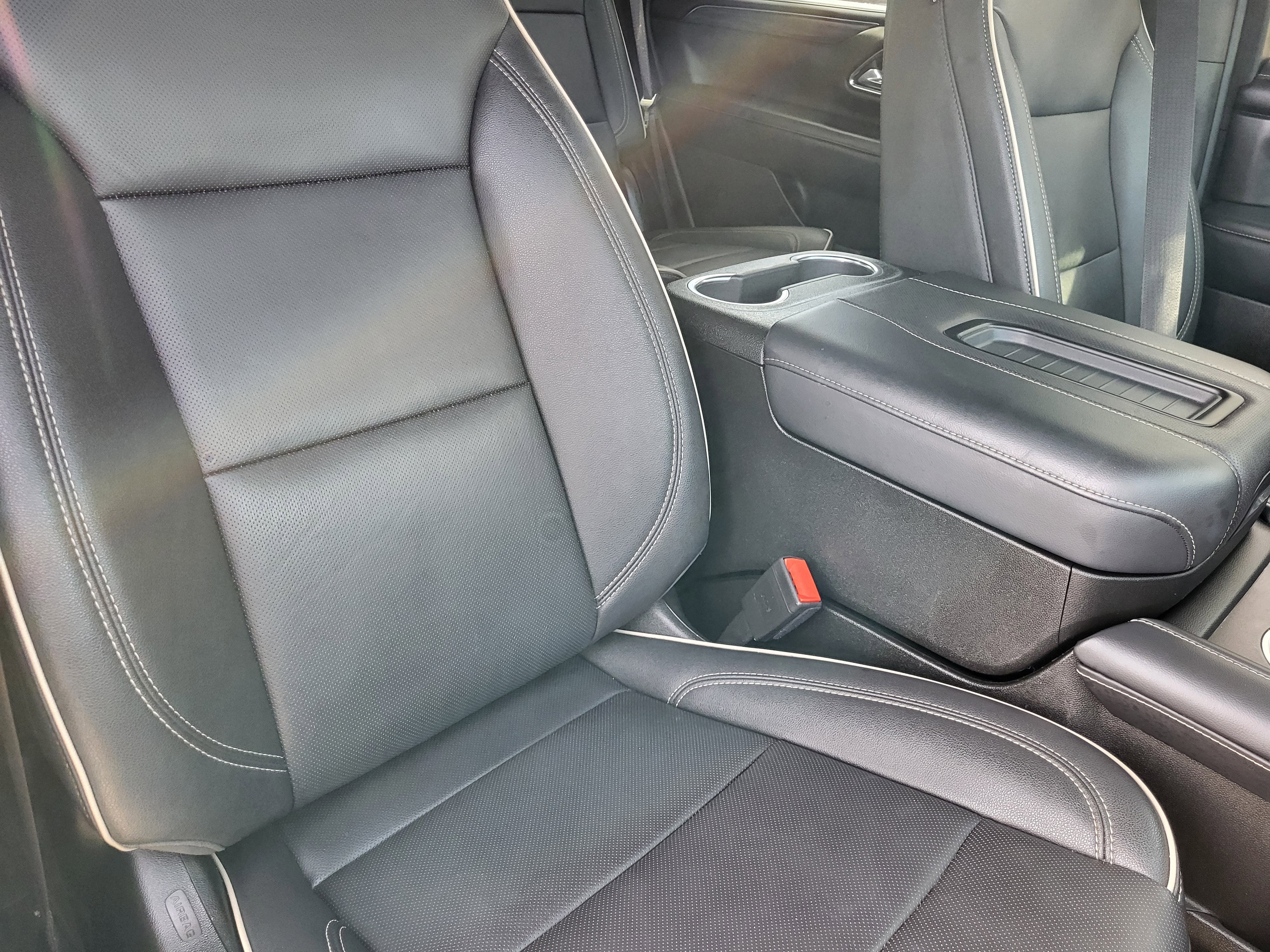 Used 2024 GMC Yukon SLT w/ SLT Luxury Package image 16