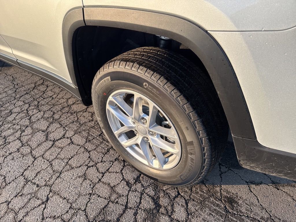 New 2025 Jeep Grand Cherokee L Laredo image 25