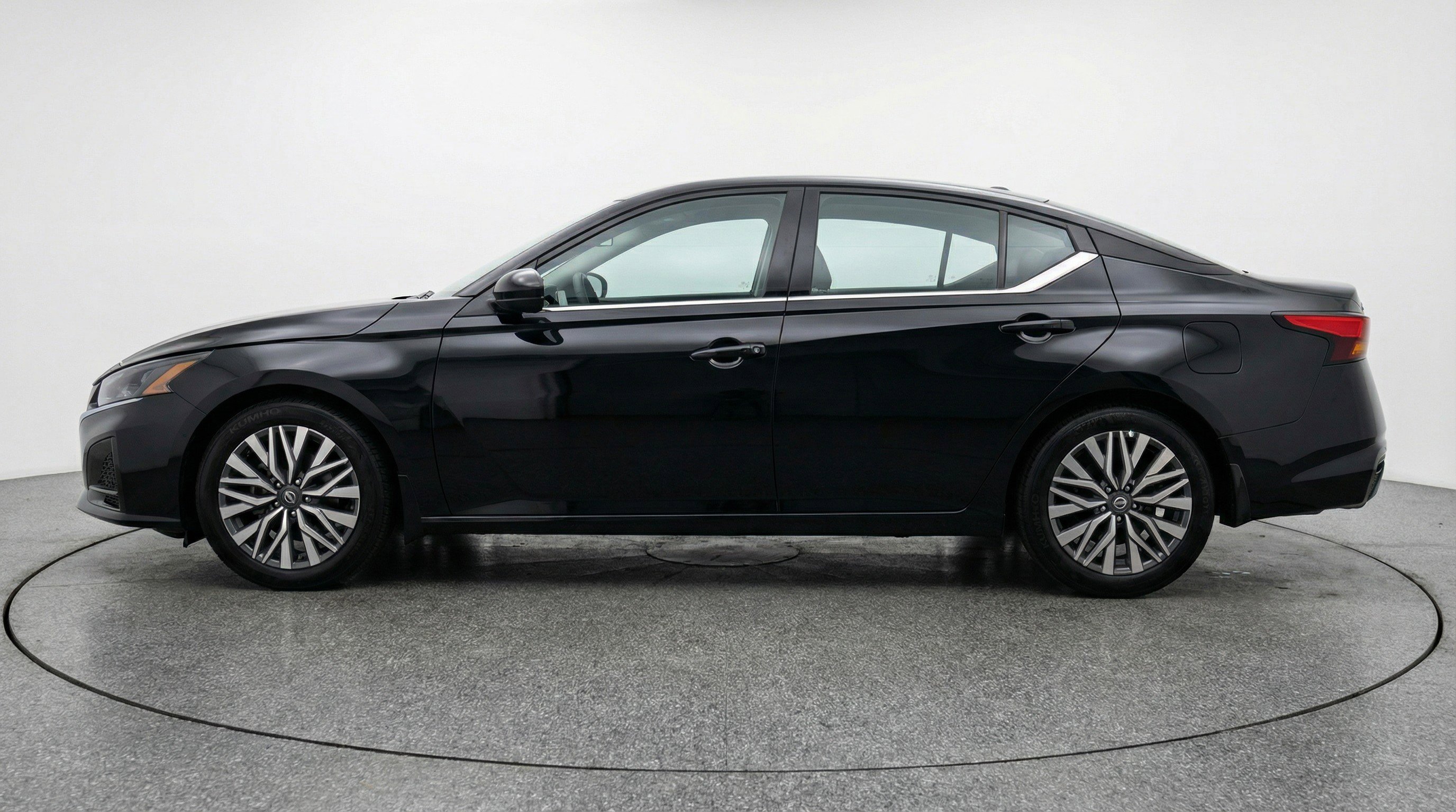 Used 2025 Nissan Altima 2.5 SV image 5