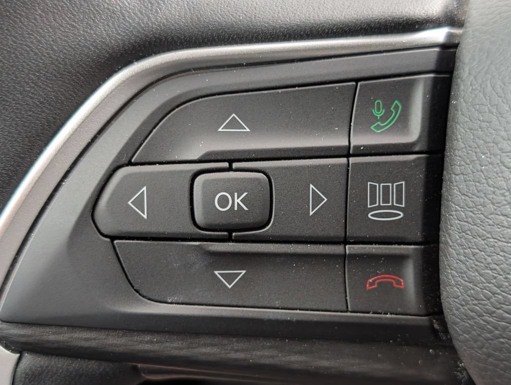 Used 2025 Jeep Grand Cherokee Altitude RWD image 21