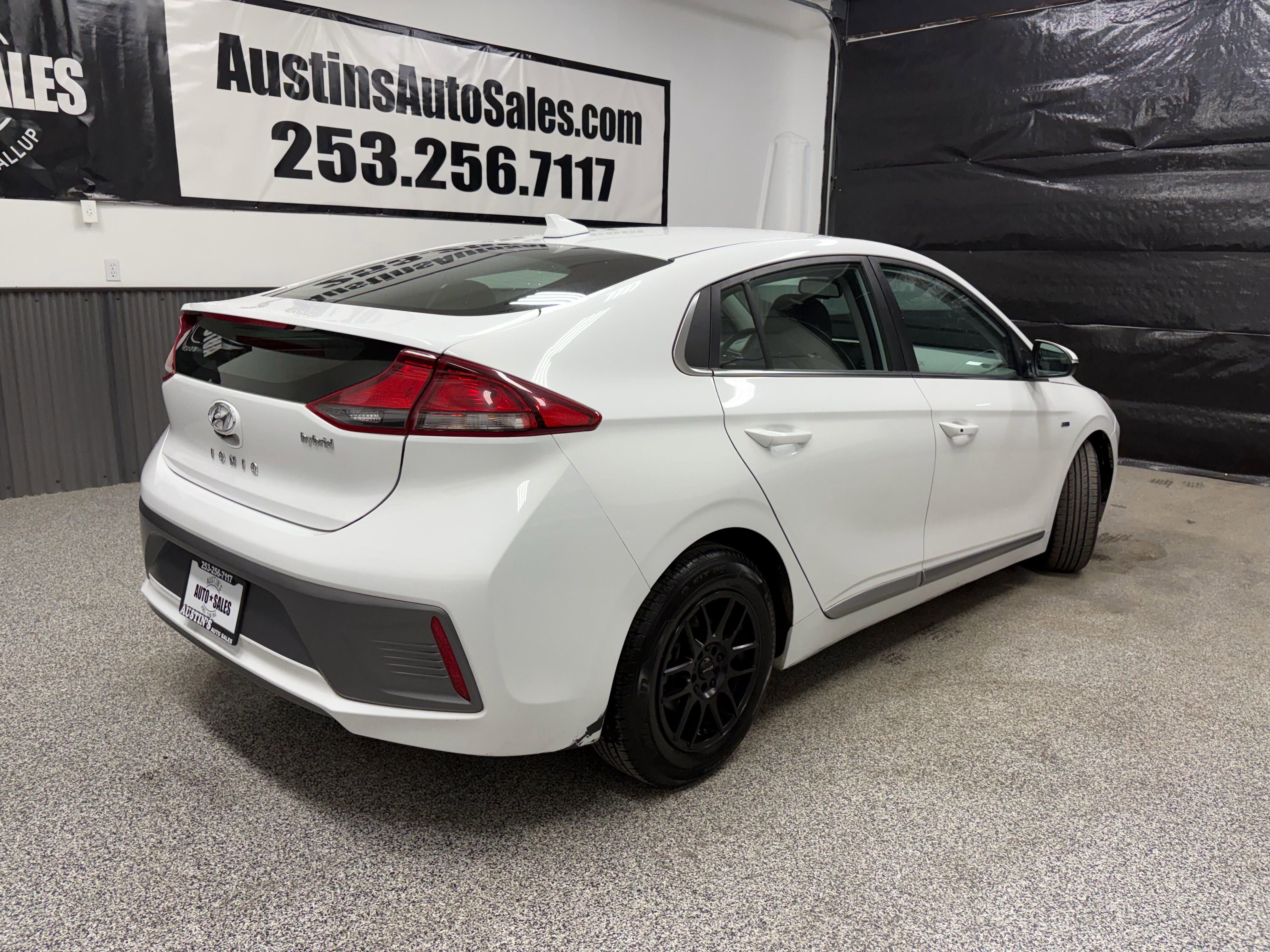 Used 2020 Hyundai Ioniq SE image 3
