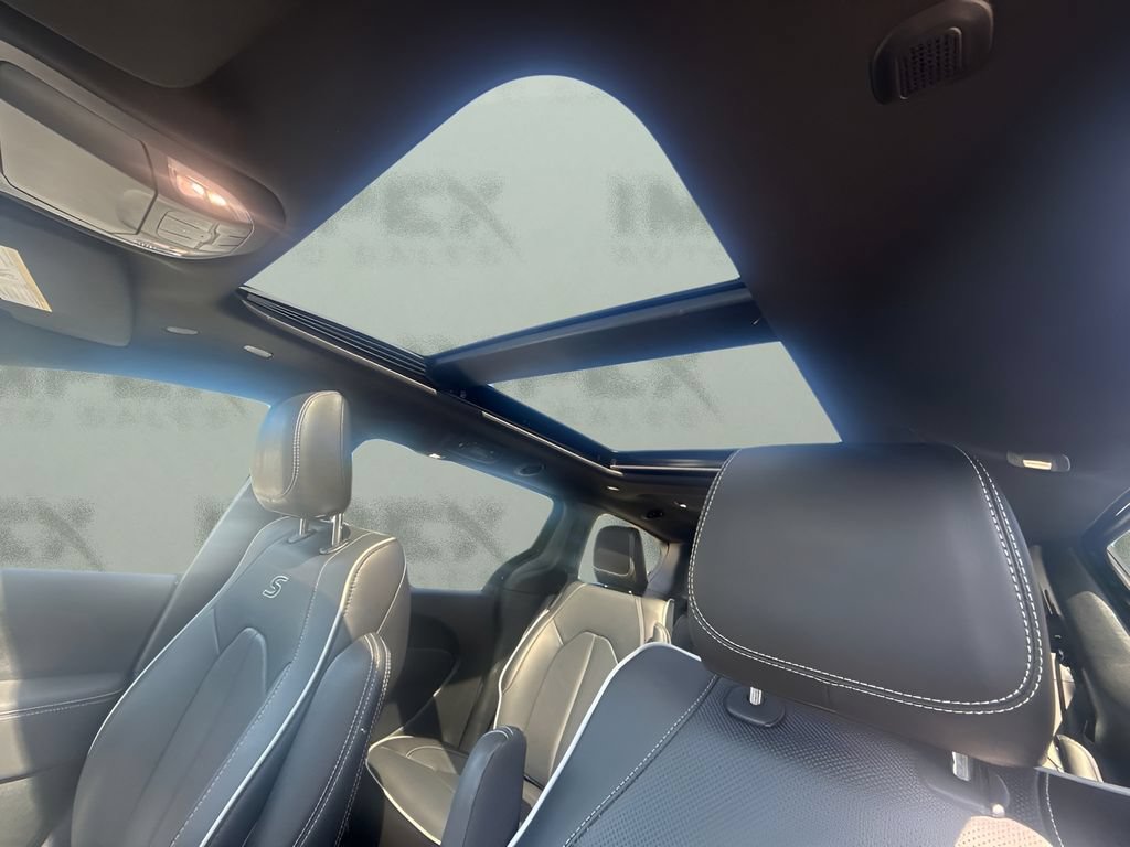 Used 2024 Chrysler Pacifica Premium FWD image 10