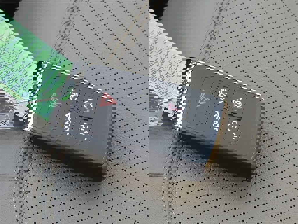 Used 2022 Land Rover Defender 110 SE image 34