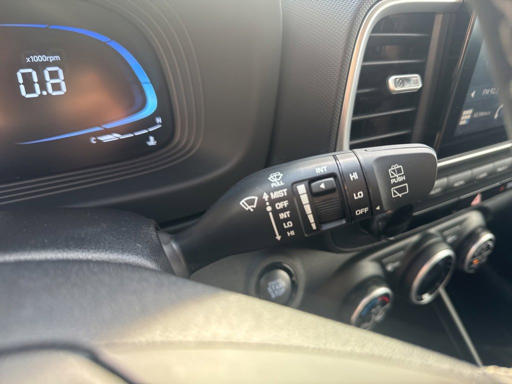Used 2025 Hyundai Venue SEL image 30