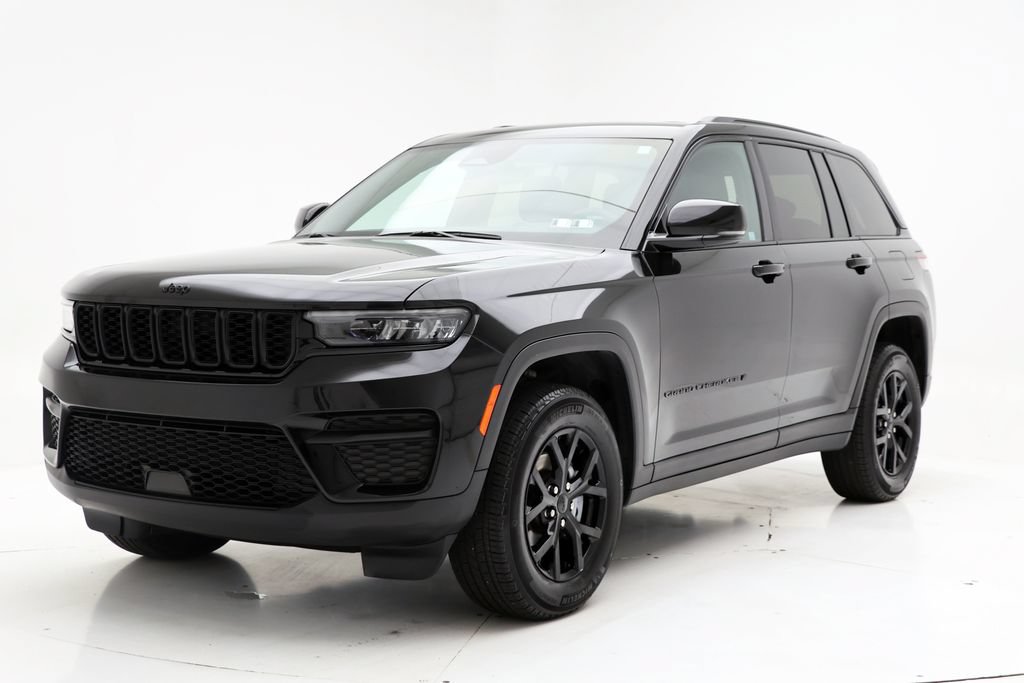 Used 2025 Jeep Grand Cherokee Altitude AWD/4WD image 2