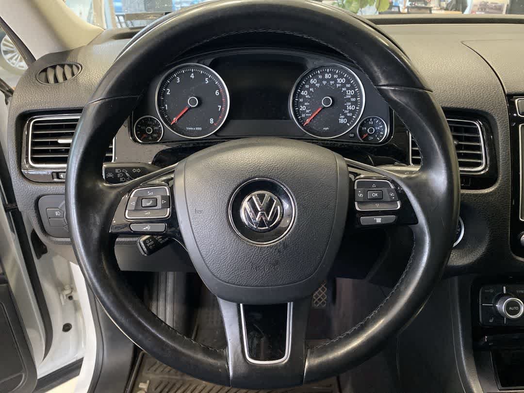 Used 2016 Volkswagen Touareg Sport AWD/4WD image 17