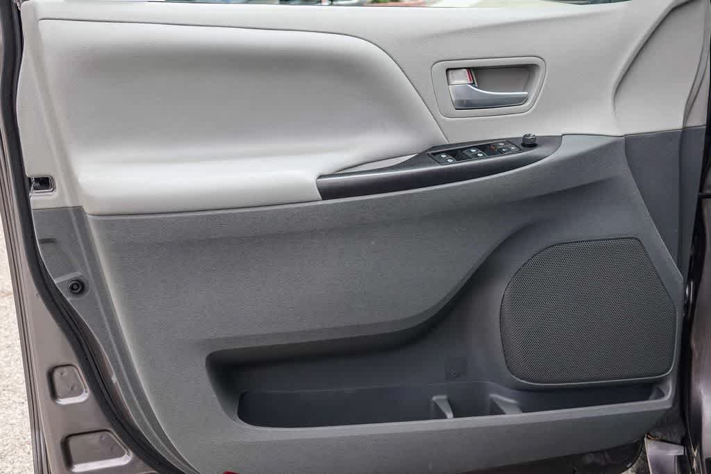Used 2015 Toyota Sienna LE FWD image 19