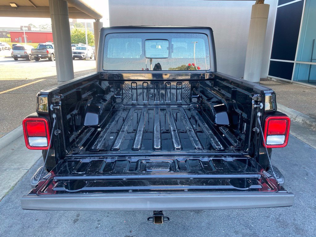 Used 2024 Jeep Gladiator Sport AWD/4WD image 9