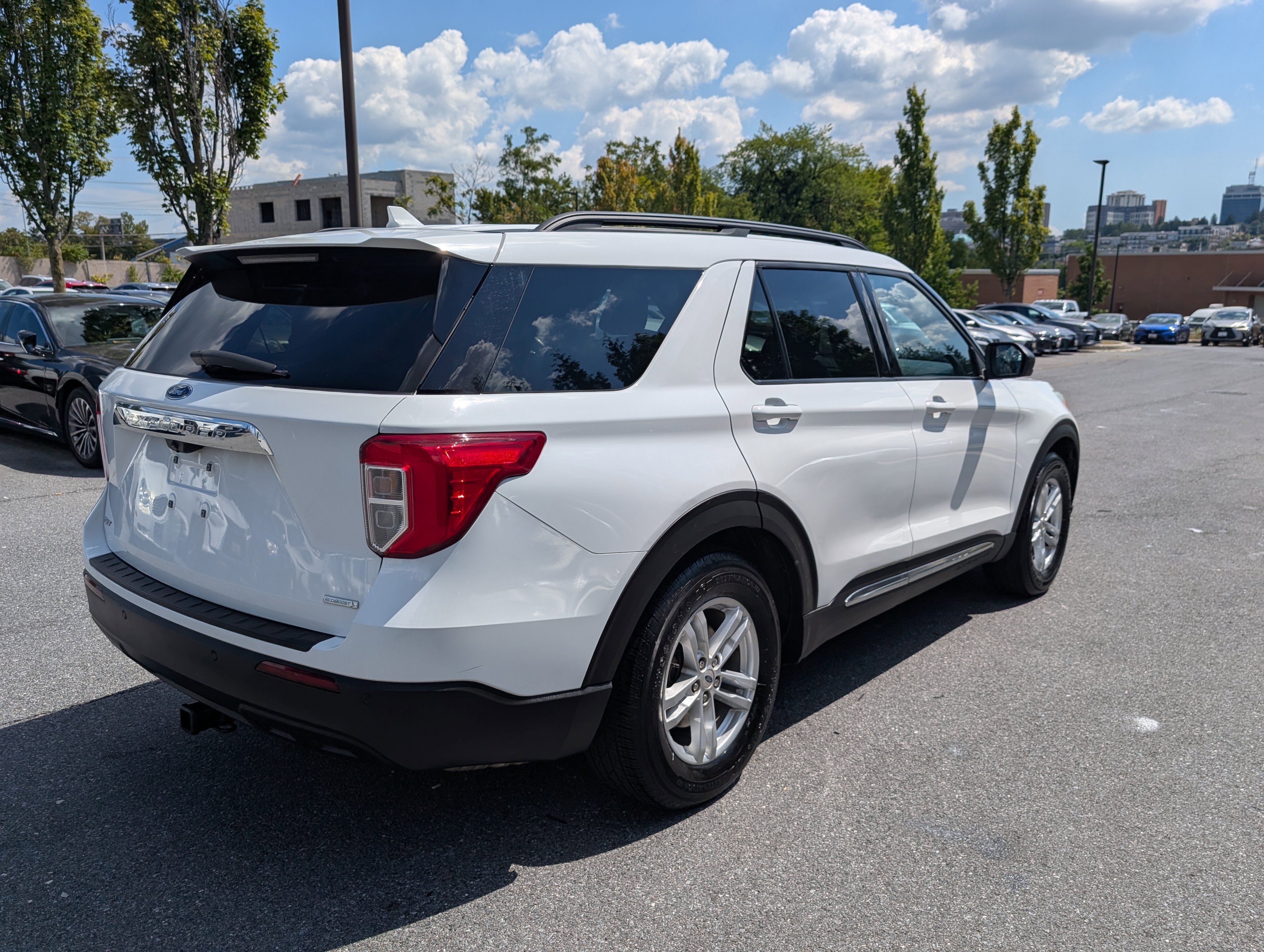 Used 2020 Ford Explorer XLT image 3