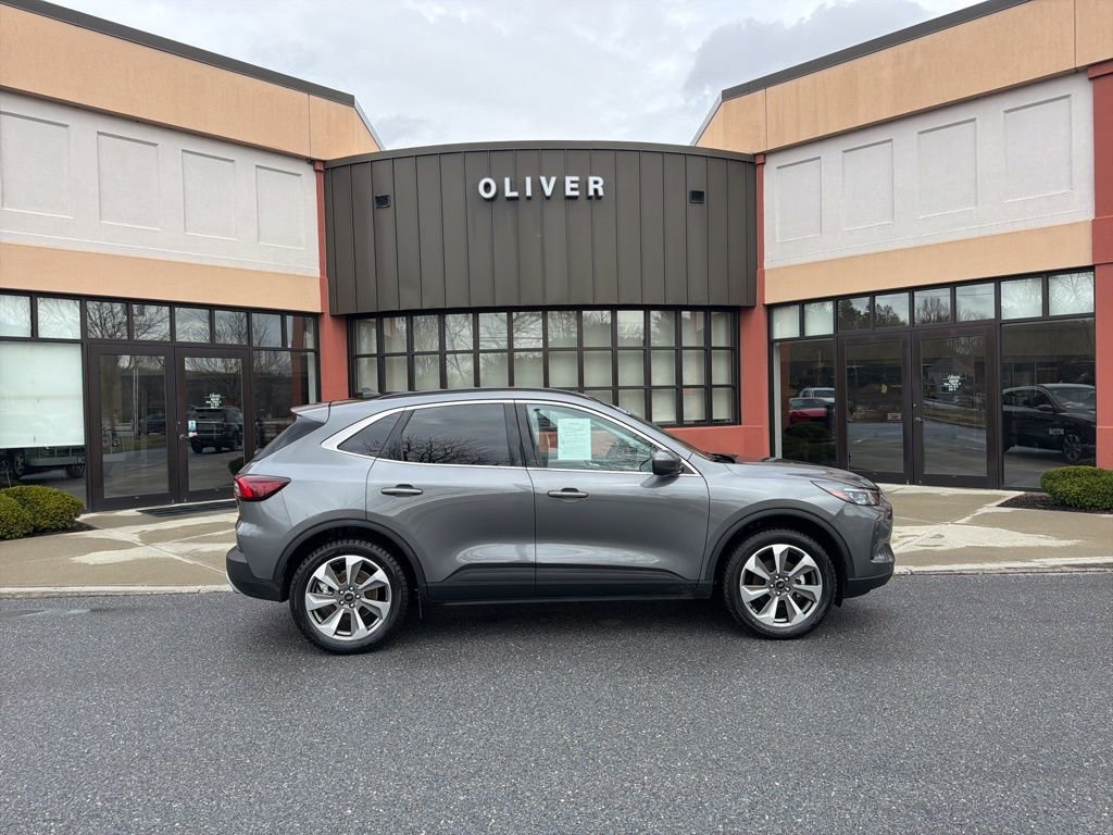 Used 2025 Ford Escape Platinum w/ Premium Technology Package image 8