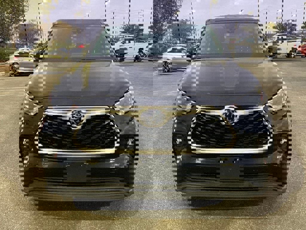 Used 2025 Toyota Highlander LE image 2