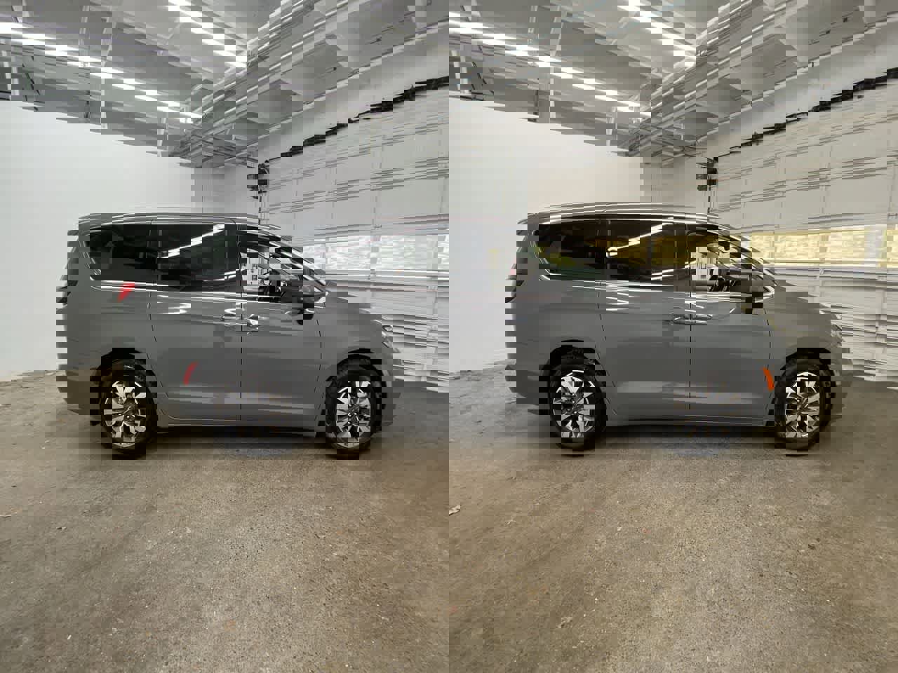 Used 2023 Chrysler Pacifica Touring-L image 7