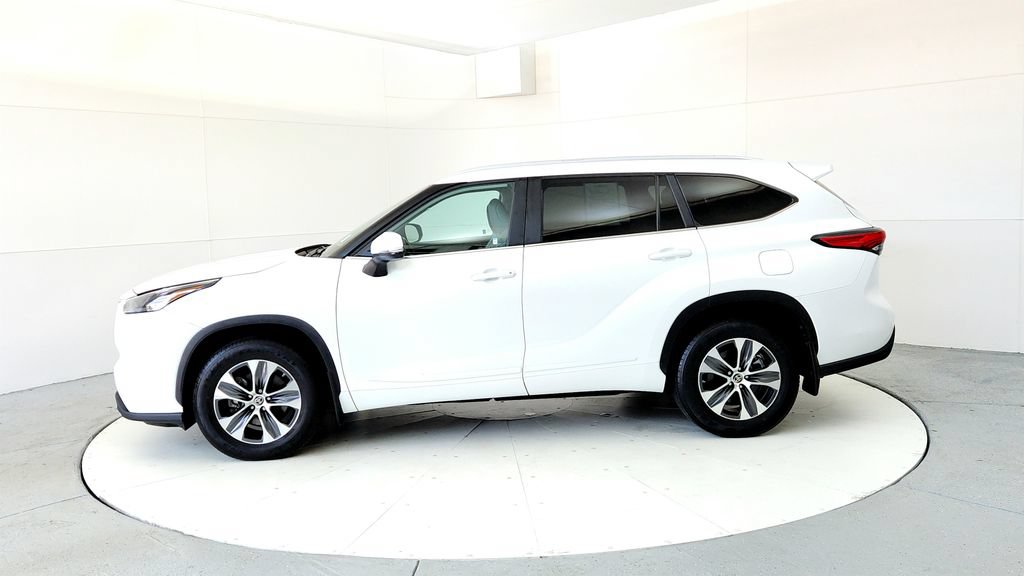 Used 2023 Toyota Highlander XLE AWD/4WD image 3