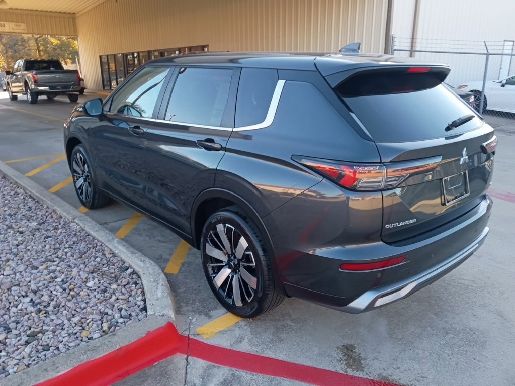 Used 2025 Mitsubishi Outlander SE image 10