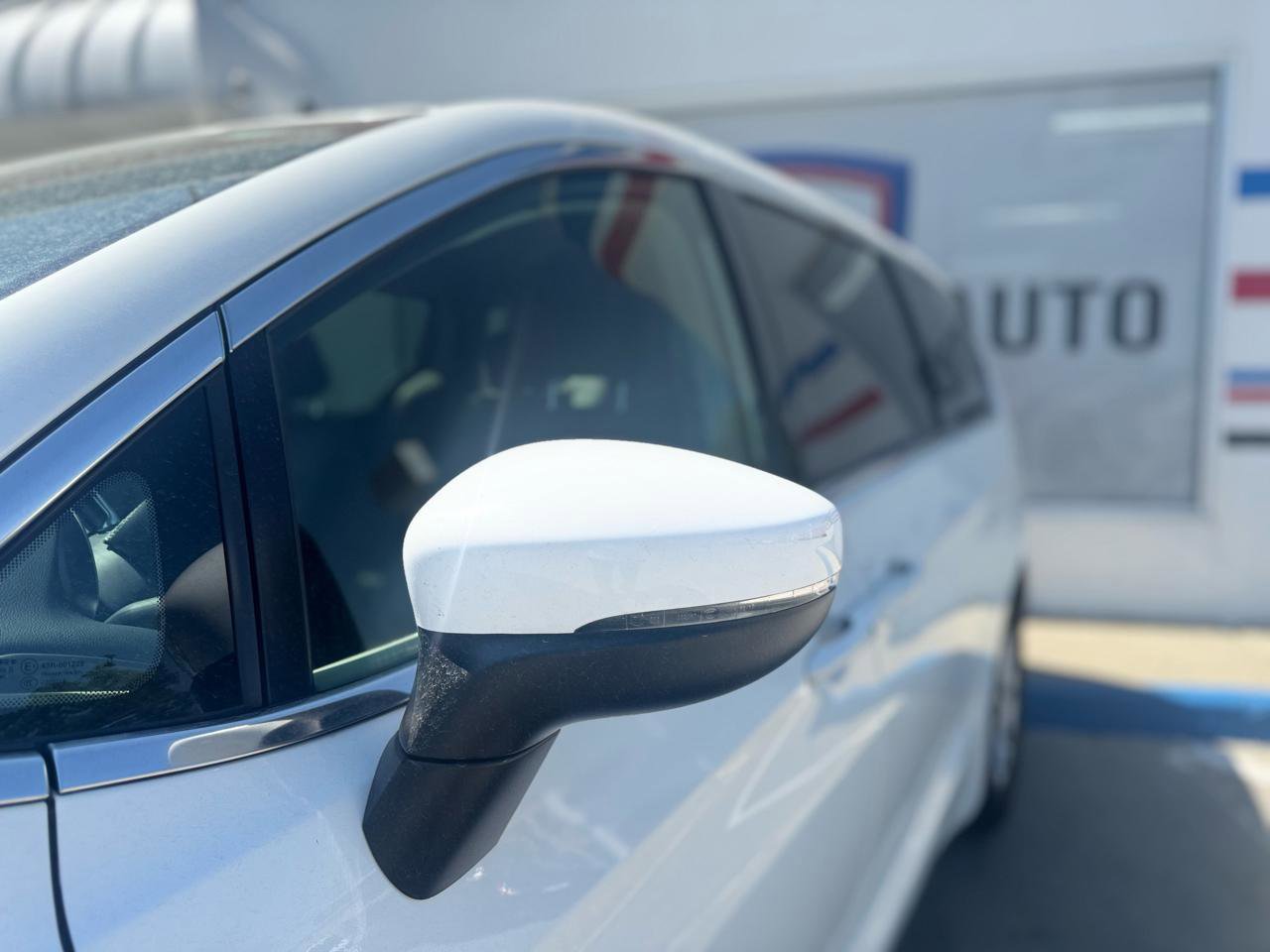 Used 2023 Chrysler Pacifica Touring-L image 6