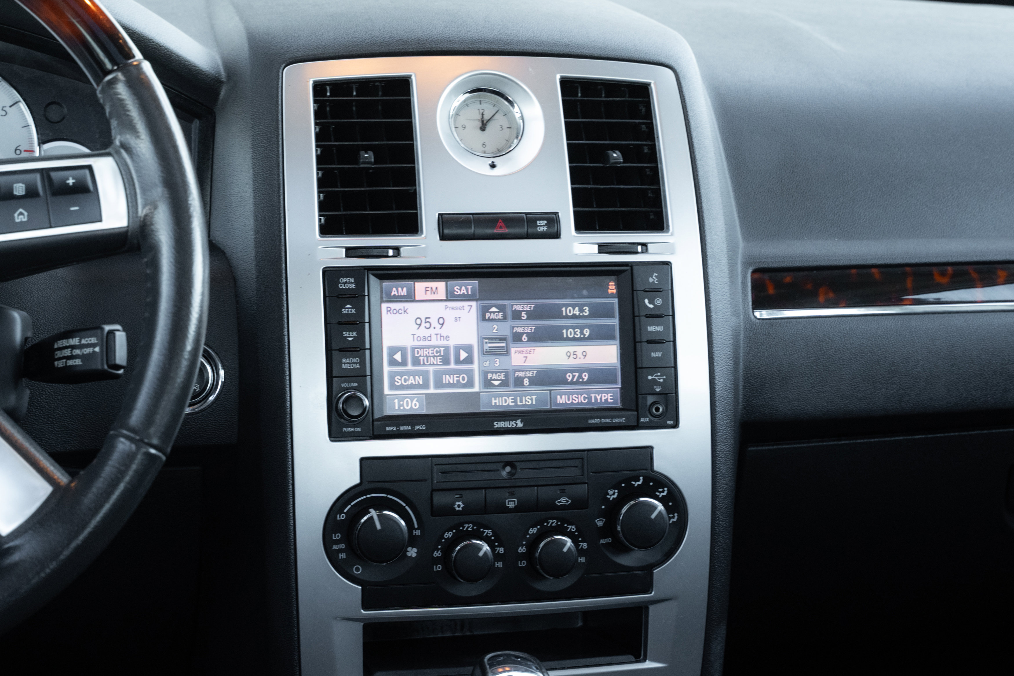 Used 2010 Chrysler 300 C image 12