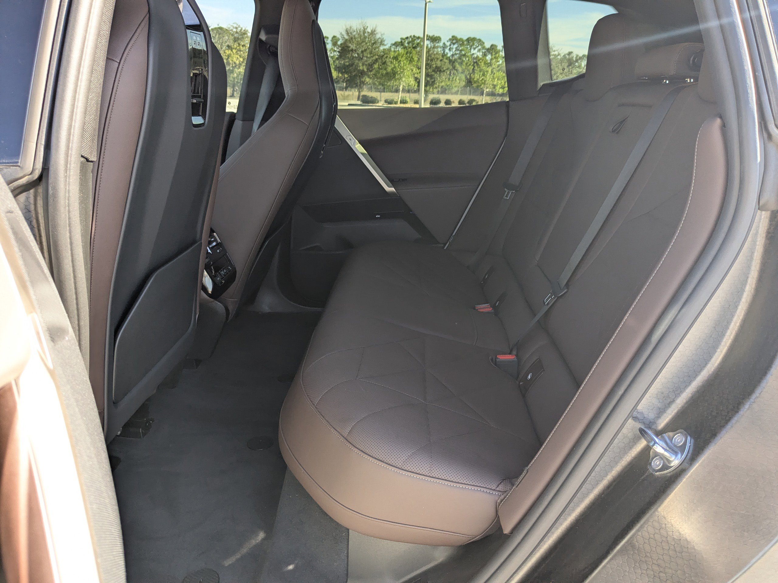 Used 2023 BMW iX xDrive50 w/ Sport Package image 17