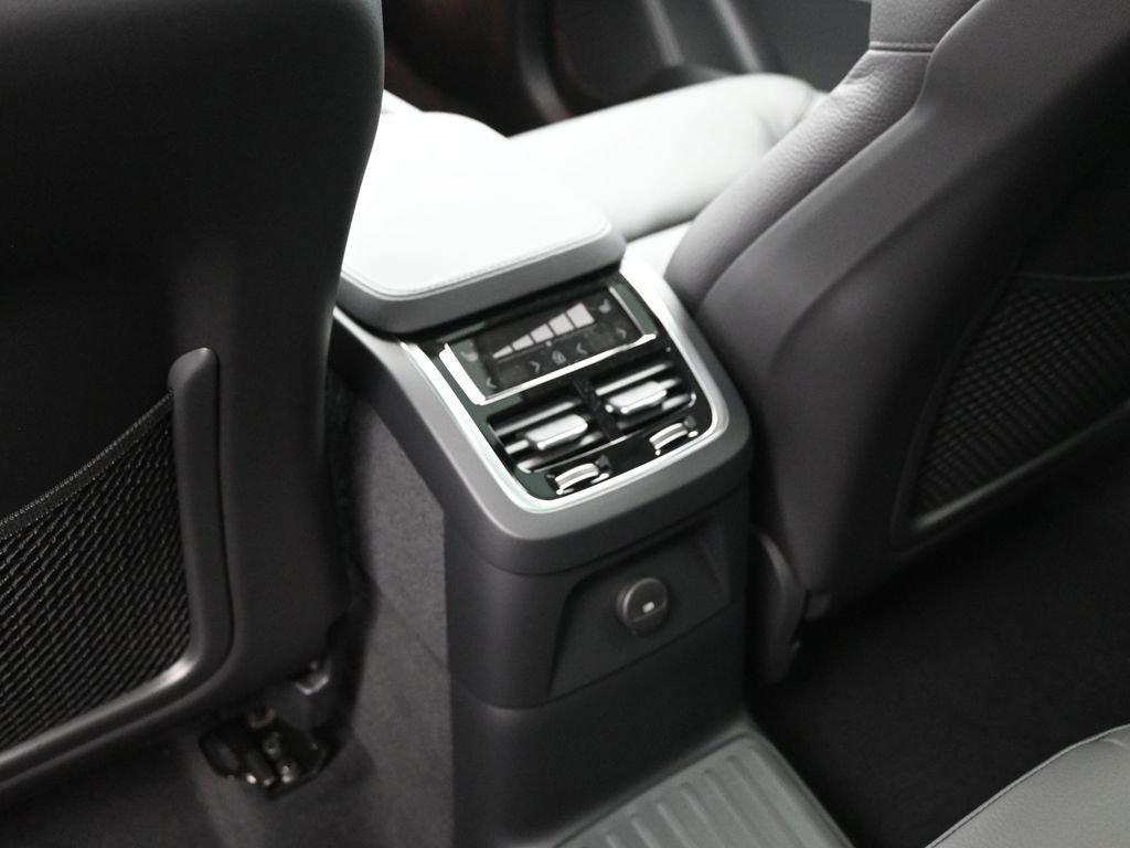 New 2025 Volvo XC90 T8 Core w/ Protection Package Premier AWD/4WD image 24