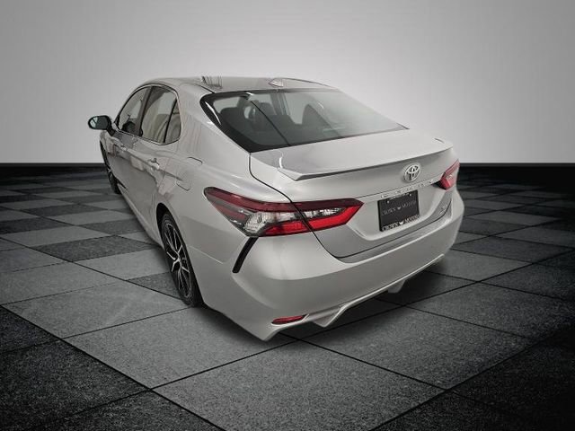 Used 2021 Toyota Camry SE w/ Cold Weather Package AWD/4WD image 4