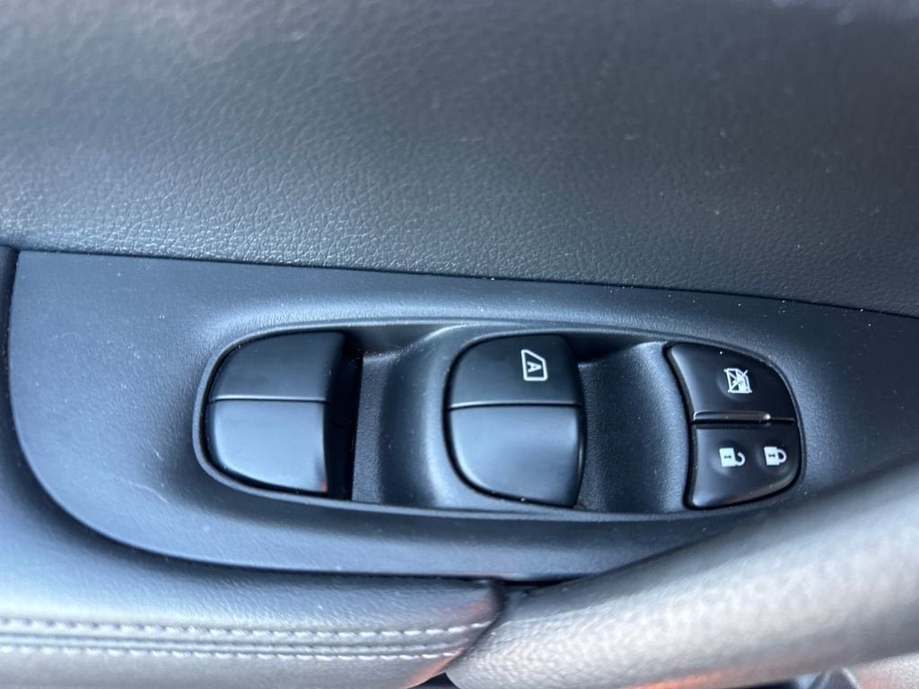Used 2019 Nissan Rogue S AWD/4WD image 18