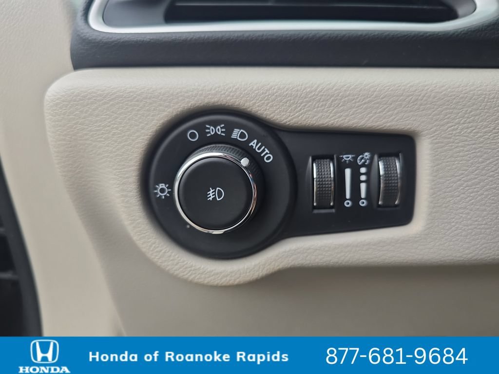 Used 2023 Chrysler Pacifica Touring-L FWD image 28