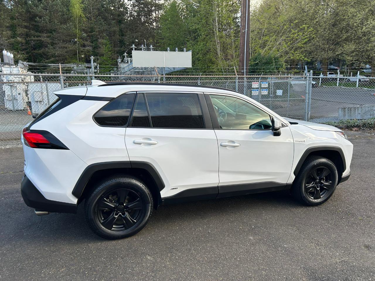 Used 2021 Toyota RAV4 LE AWD/4WD image 4