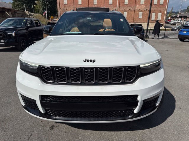 Used 2023 Jeep Grand Cherokee L Summit w/ High Altitude Package AWD/4WD image 3