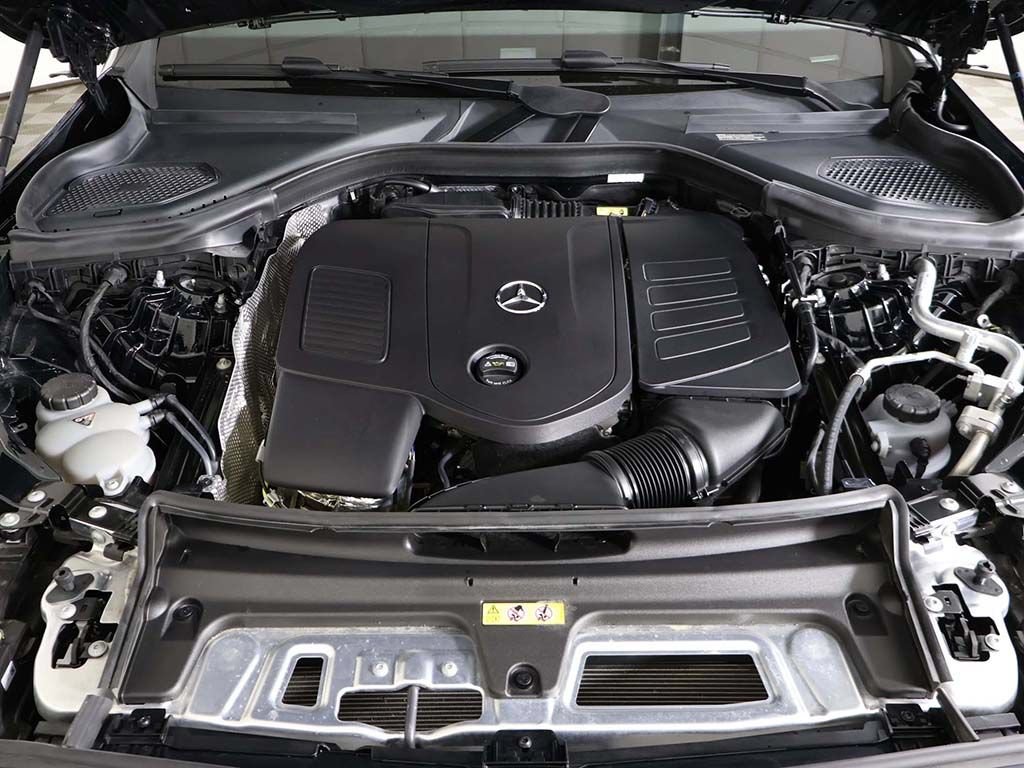 Used 2025 Mercedes-Benz GLC 300 4MATIC image 23