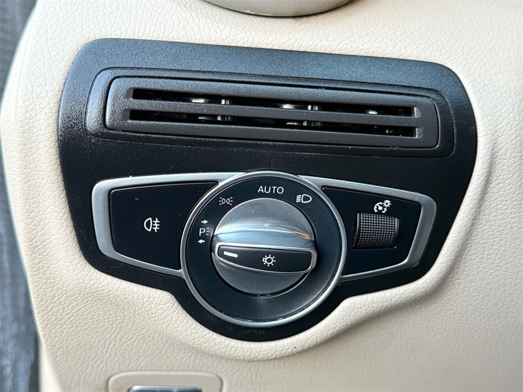 Used 2022 Mercedes-Benz GLC 300 4MATIC image 21