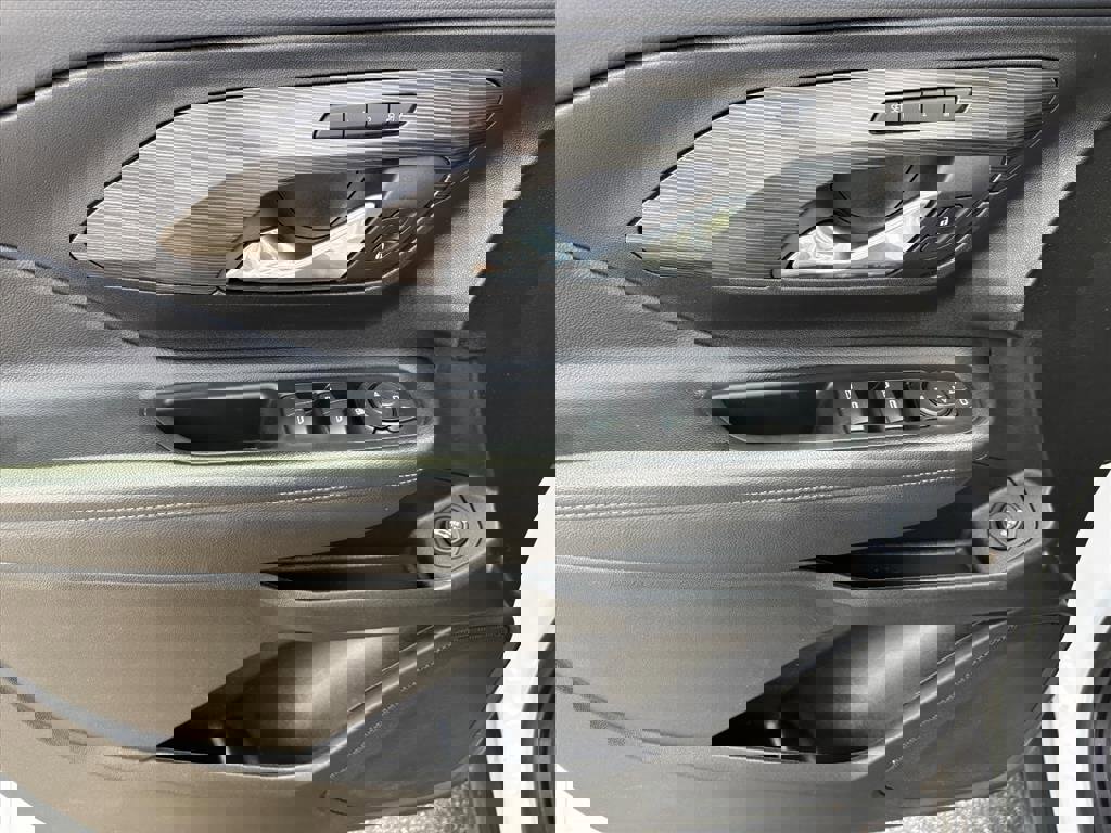 Used 2023 GMC Terrain SLT image 21