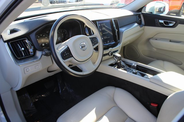 Used 2018 Volvo XC60 T6 Momentum w/ Advanced Package image 3