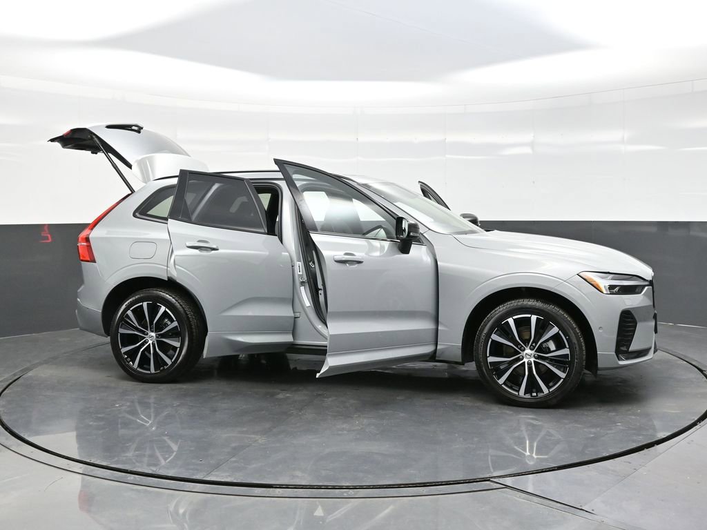 Used 2025 Volvo XC60 B5 Plus image 37