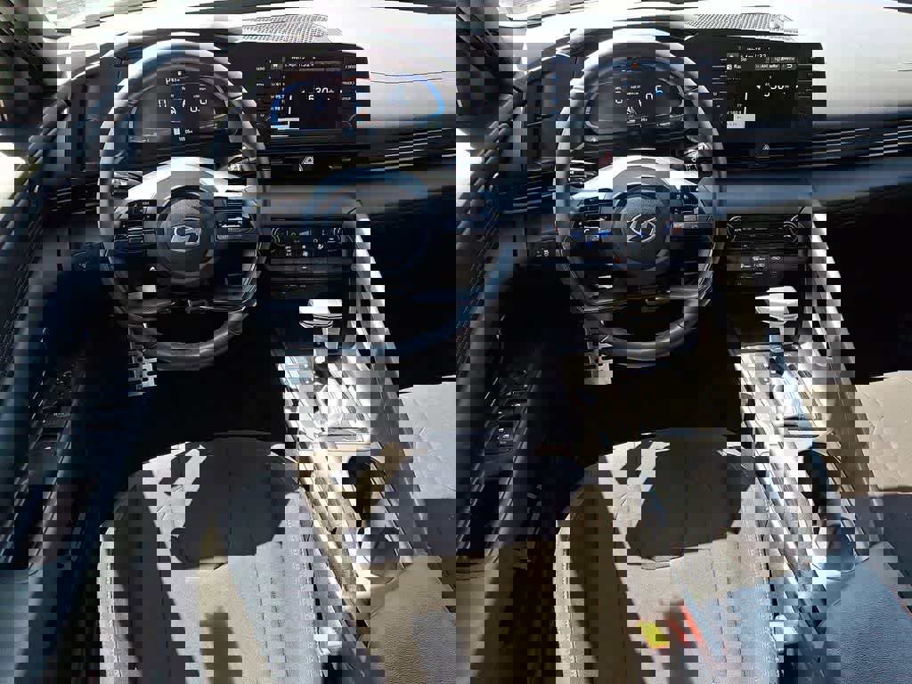 Used 2025 Hyundai Elantra Sport FWD image 11