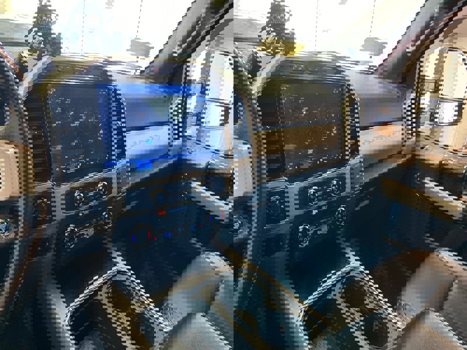 Used 2022 Ford F250 Lariat w/ Black Appearance Package image 13