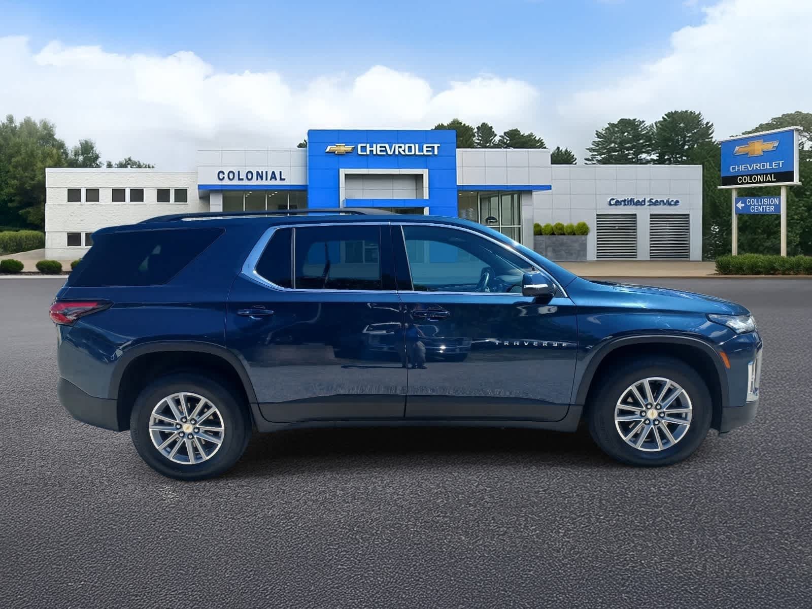 Used 2023 Chevrolet Traverse LT w/ Rear Camera Mirror Package AWD/4WD image 3